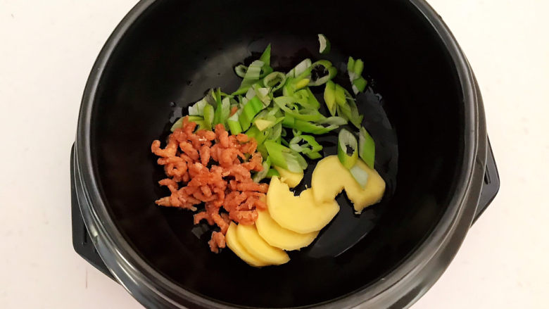 豆腐丸子汤,砂锅里面加入葱姜和干虾仁