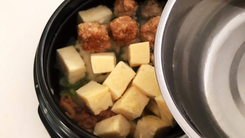 豆腐丸子汤,加入温水，水量没过食材