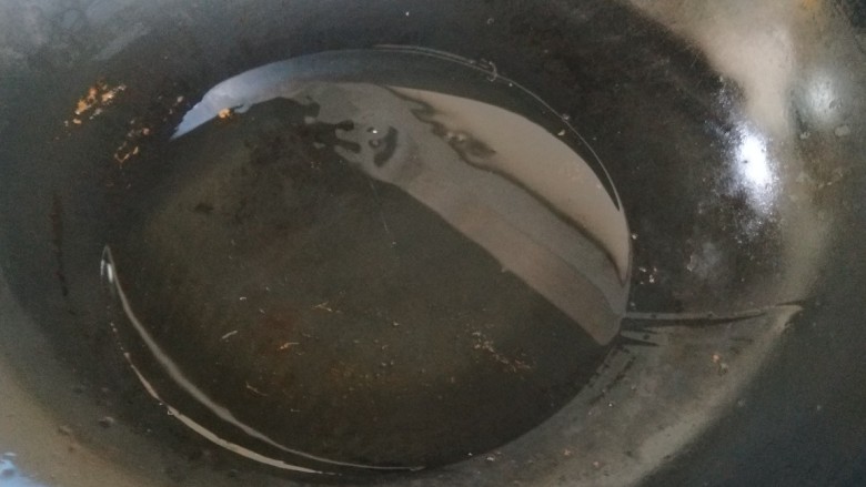 蚝油芥兰,锅中倒入适量油烧热。