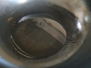 鱼香茄饼,锅中倒入适量油。