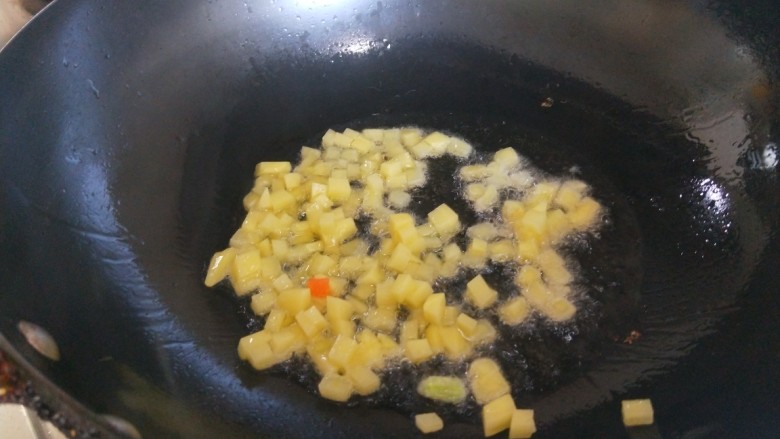 咖喱蛋炒饭,在炒土豆丁。