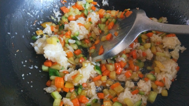 咖喱蛋炒饭,倒入米饭，鸡蛋，盐，炒均匀即可。