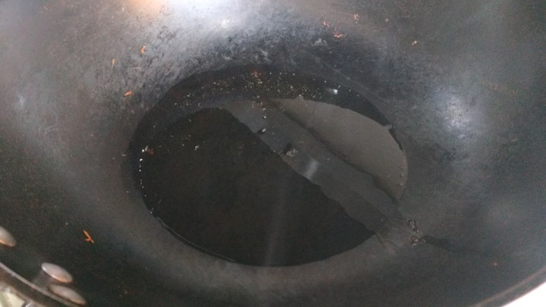 咖喱蛋炒饭,锅中倒入适量油烧热。