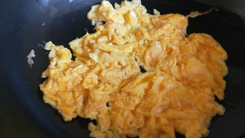 咖喱蛋炒饭,炒出鸡蛋碎倒出备用。