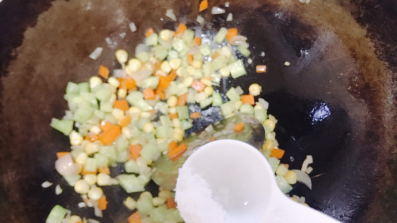 咖喱蛋炒饭,然后加少许盐调味装起来。