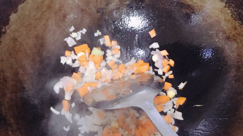 咖喱蛋炒饭,然后放入胡萝卜粒翻炒。