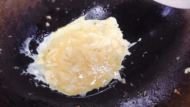 咖喱蛋炒饭,下鸡蛋液用铲不停的搅，这样比较容易炒出鸡蛋粒。炒好后捞起。