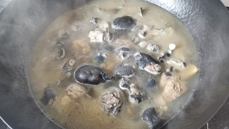 板栗乌鸡汤,加入开水没过鸡块，倒入高压锅压15分钟