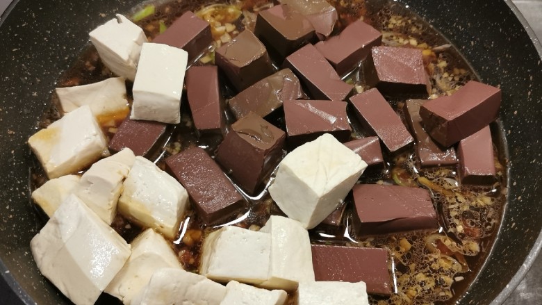 鸭血烧豆腐,放入焯水后的豆腐 小火烧制10分钟