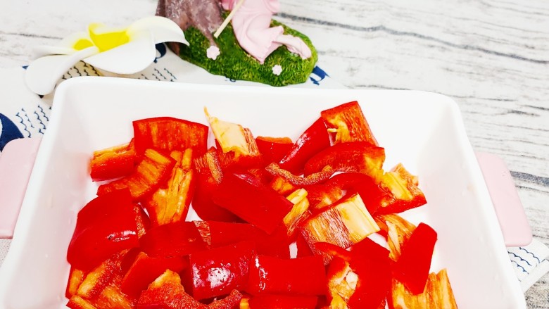 麻辣干锅虾,准备新鲜的红辣椒一个切成块状