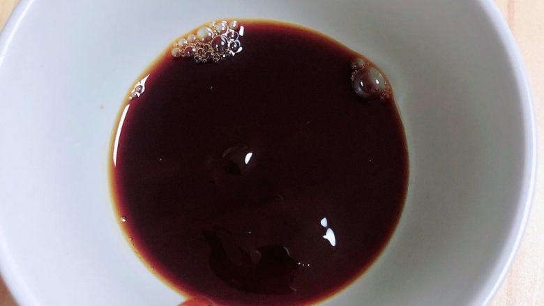 蚝油芥兰,准备酱汁，碗中放入盐、耗油、<a style='color:red;display:inline-block;' href='/shicai/ 212520'>蒸鱼豆豉</a>。