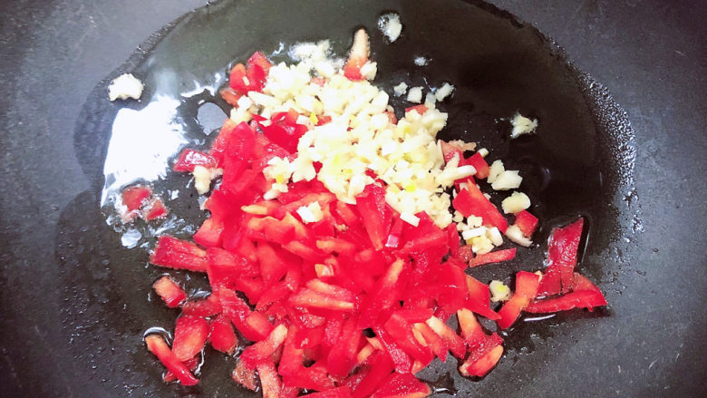 蚝油芥兰,放入红椒、蒜末煸香。