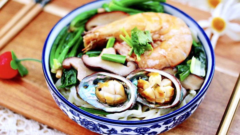 鲍鱼对虾香菇菠菜面,碗底放入煮熟的面条，什么浇上做好的卤菜即可享用了。