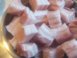 红烧肉鲍鱼炖蛋,装盘备用。
