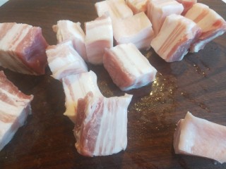 红烧肉鲍鱼炖蛋,切成见方块。