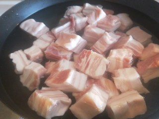 红烧肉鲍鱼炖蛋,五花肉冷水下锅烧开焯一下水捞出来在洗去血沫。