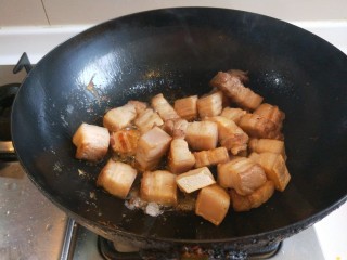 红烧肉鲍鱼炖蛋,锅中放入五花肉炒出油放入冰糖。