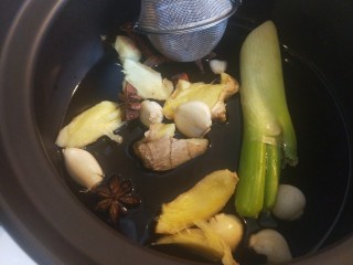 红烧肉鲍鱼炖蛋,放入砂锅，在加入八角，花椒，桂皮。