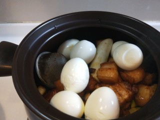 红烧肉鲍鱼炖蛋,加入包好的熟鸡蛋。