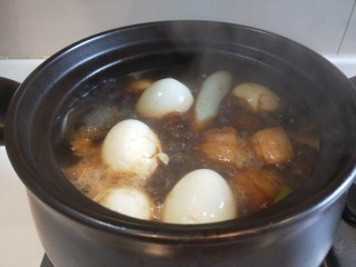 红烧肉鲍鱼炖蛋,加入一壶开水。