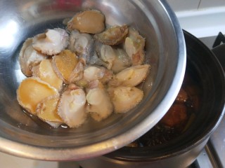 红烧肉鲍鱼炖蛋,炖一小时候放入鲍鱼。