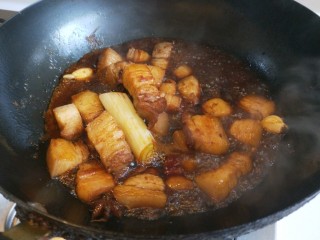 红烧肉鲍鱼炖蛋,在把砂锅料倒入锅中一起炒均匀。