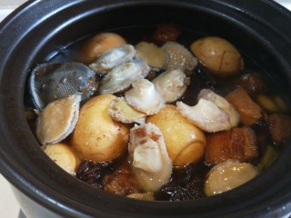 红烧肉鲍鱼炖蛋,加入鲍鱼炖半小时左右即可。