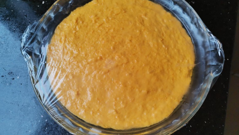 南瓜蒸糕,面糊倒入盘中，盖上保鲜膜发酵至两倍大