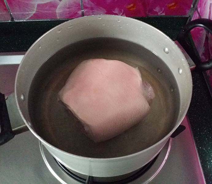#黄豆炖排骨# 黄豆炖猪肘,将肘子洗净、入冷水锅中焯沸，捞出用镊子镊掉猪皮上的细毛后洗净