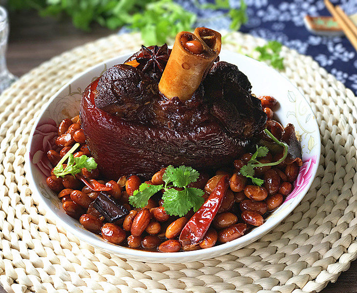 #黄豆炖排骨# 黄豆炖猪肘,春节用它来宴客，绝对撑的了台面哟!