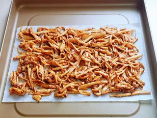 孜然蘑菇,腌制好的杏鲍菇放在垫油纸的烤盘中，铺平。