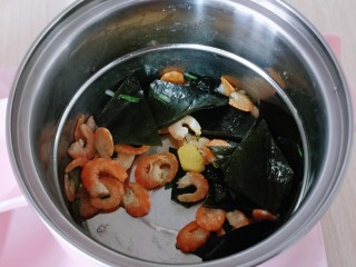 海带冬瓜汤,快速翻炒2分钟。