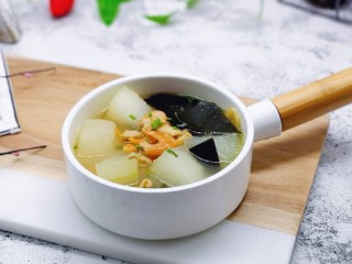 海带冬瓜汤,盛出装入汤碗，撒上葱花。