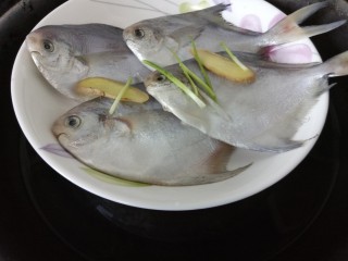 清蒸白鲳鱼,放入锅内隔水蒸熟