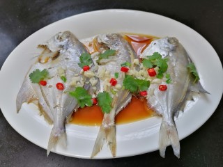 清蒸白鲳鱼,放上香菜和小米辣点缀