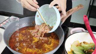 酸菜水煮肉,然后在汤里放入腌制好的里脊肉，煮开后倒入盛菜的容器里。