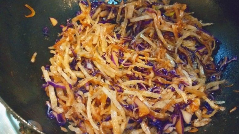紫甘蓝炒饼丝,倒入饼丝，加入适量盐，炒均匀即可。