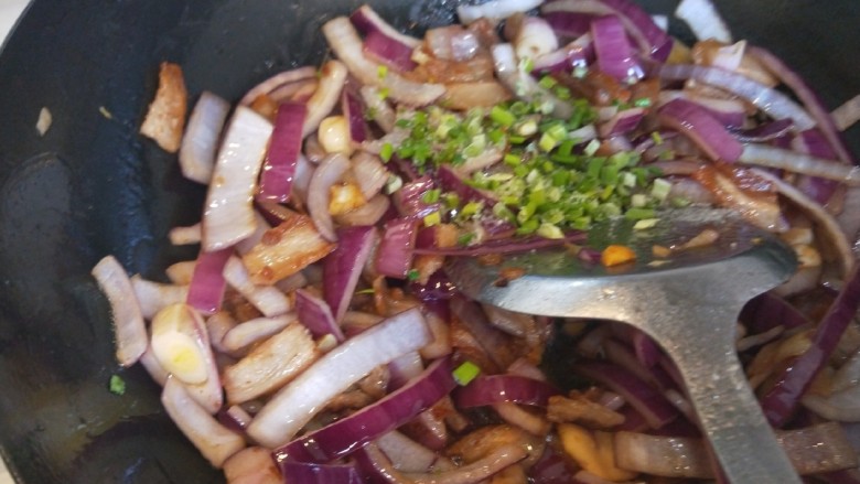 紫甘蓝炒饼丝,在加入蒜苗炒均匀。