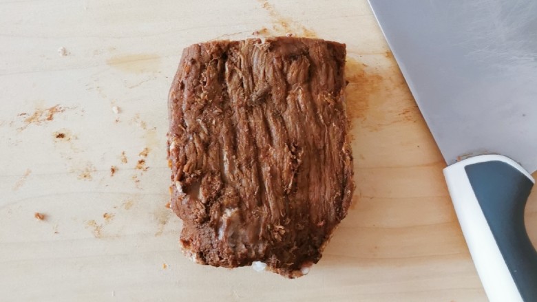 手撕牛肉干,取出 先切块 牛肉放入冷藏后切得会比较整齐  