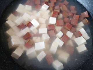 鸭血烧豆腐,锅内放水加入1勺盐搅拌均匀，下入嫩豆腐和鸭血烧开，煮一分钟关火，捞出沥一下水备用。
