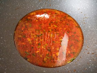 鸭血烧豆腐,加入半碗开水烧开。