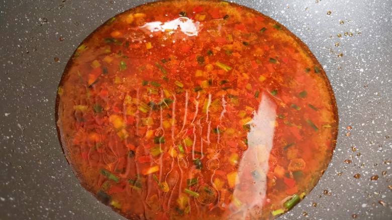 鸭血烧豆腐,加入半碗开水烧开。