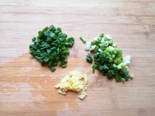 鸭血烧豆腐,小葱和生姜分别洗干净切碎，葱叶碎留出来一部分备用。