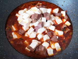 鸭血烧豆腐,下入焯过水的鸭血和豆腐，翻炒均匀烧开。