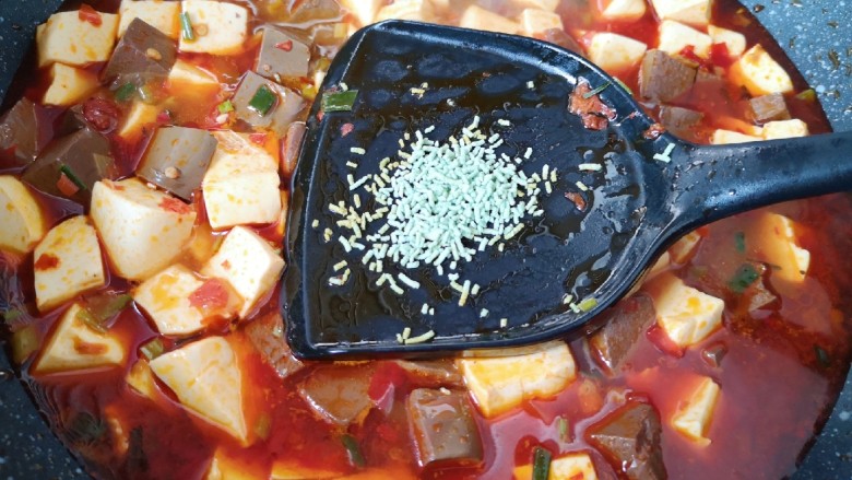 鸭血烧豆腐,放半勺蔬之鲜，翻炒均匀增加口感。