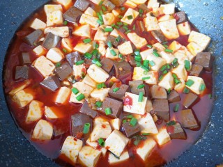 鸭血烧豆腐,最后撒上小葱叶，淋入一点花椒油翻炒均匀关火出锅。