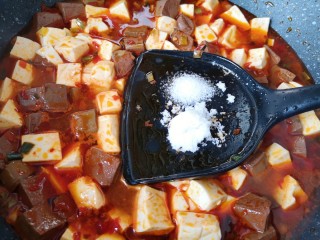 鸭血烧豆腐,放糖和少许盐调味，中小火煮几分钟入味。