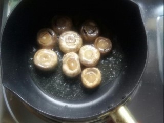 孜然蘑菇,翻面煎五分钟。