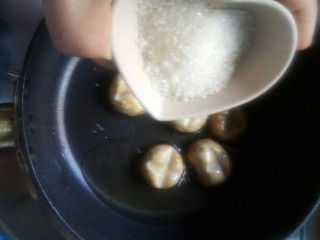 孜然蘑菇,放入白糖，拌匀。