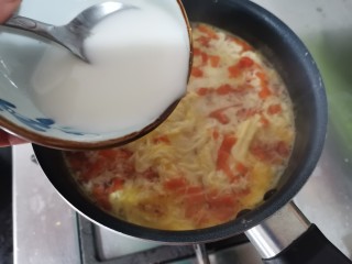 南瓜鸡蛋羹,把两勺水淀粉。边倒边搅拌加入南瓜鸡蛋羹，中。